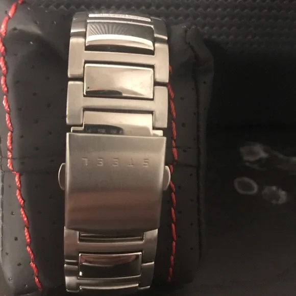 Men’s Guess Steel watch - Picture 2 of 4